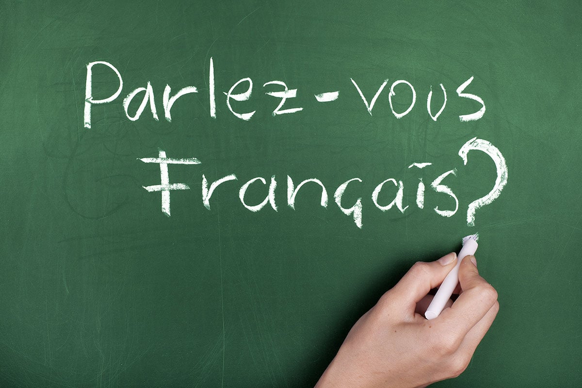 Writing on a chalkboard says in French "Parlez-vous Francais?"