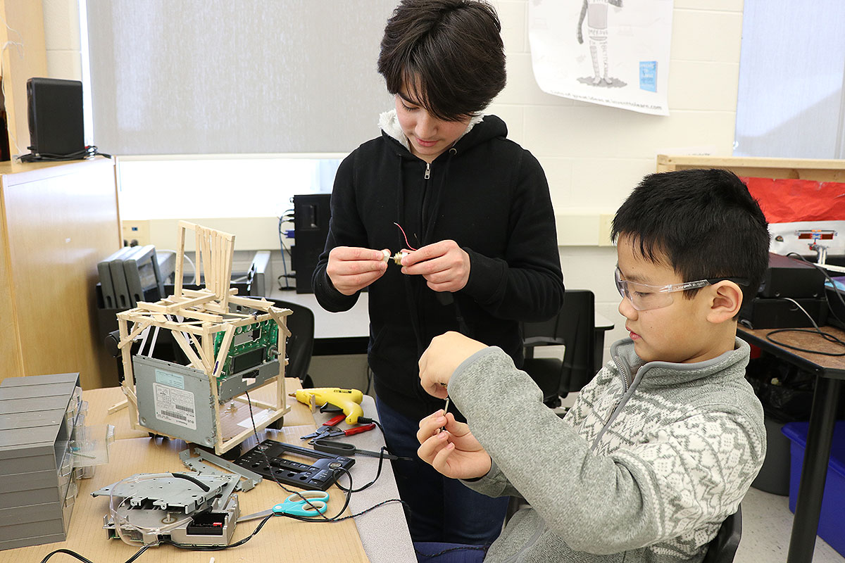 ELL students at Westminster Woods PS are building a robot in the school's makerspace, overcoming language barriers. 